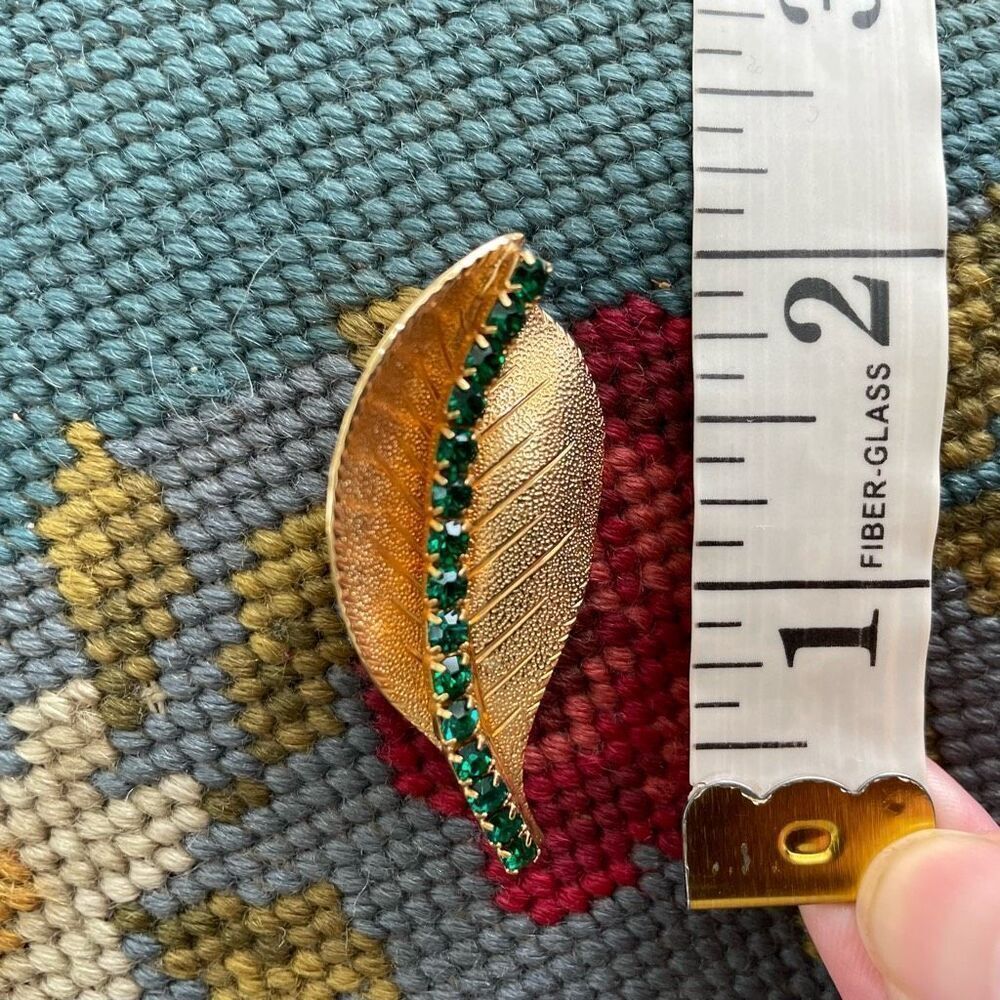 Vintage Gold Tone Leaf Emerald Green Rhinestone Costume Brooch Pin - Picture 3 of 5